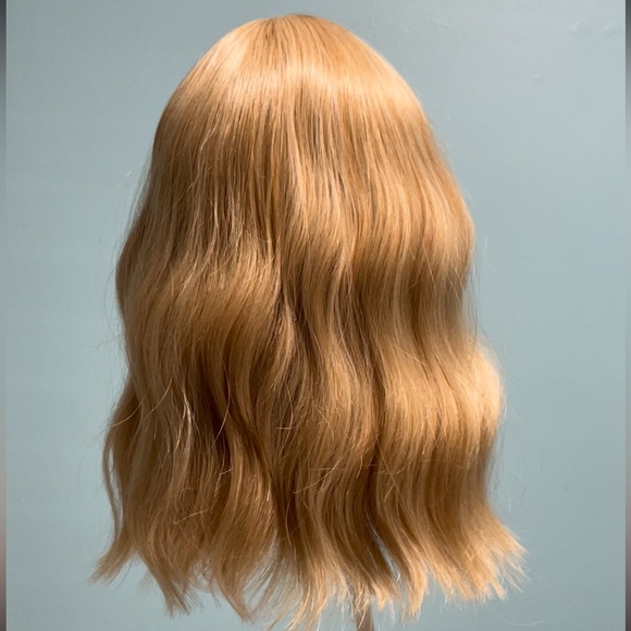 Short blonde synthetic wig - Picture 4 of 6